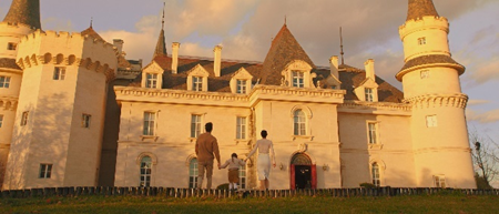 A family walking in front of a large white house

Description automatically generated with low confidence